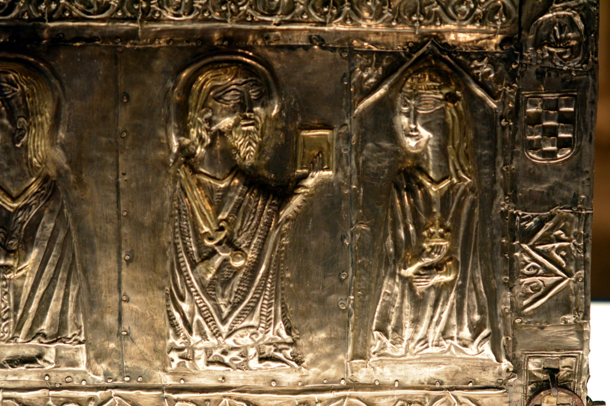 Una pareja de figuras constituida por el apóstol San Pablo y una joven que se encuentra bajo techo. El apóstol está en ademán de predicar el Evangelio, evidenciado al blandir un libro frente a la joven que mira con curiosidad