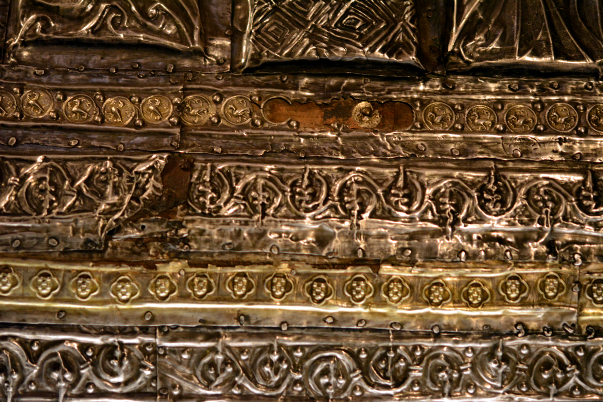 Un detalle de tres estilos distintos de cenefa que recorren el lateral del arca
