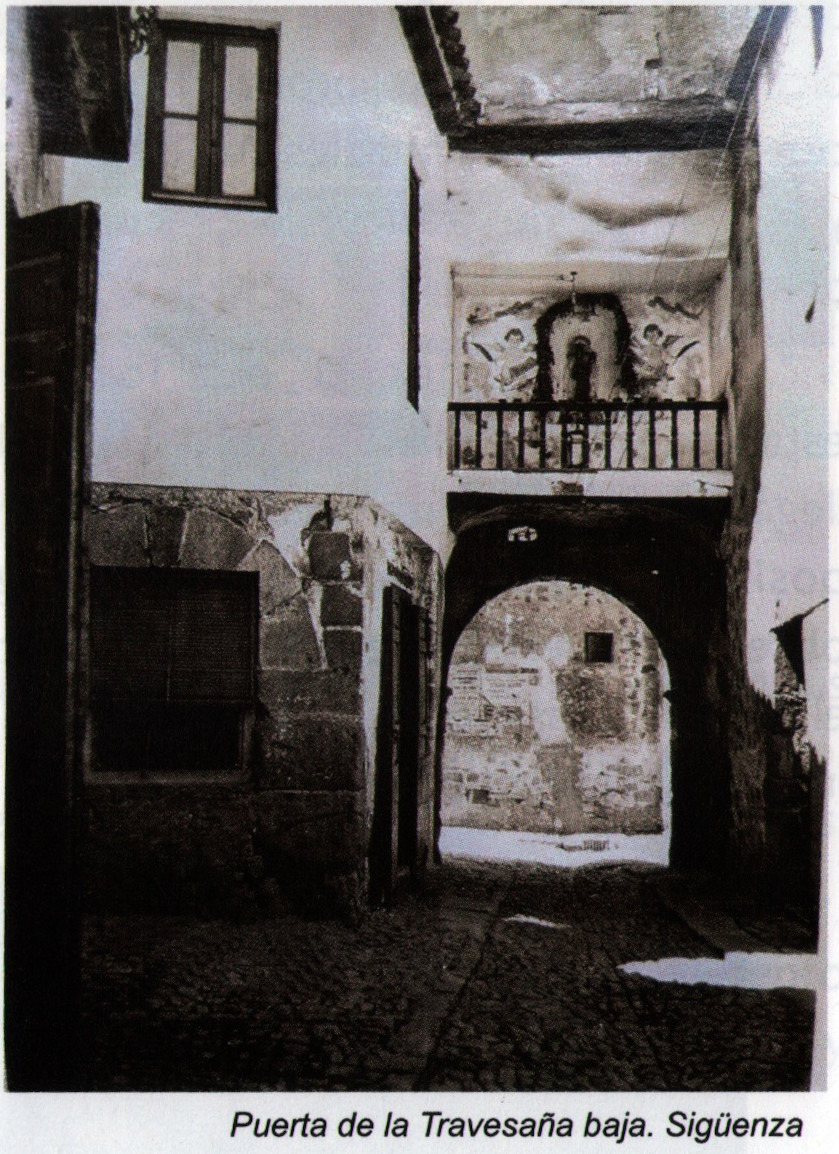 El arquillo con una balconada en la que sobre el yeso de las paredes se han dibujado frescos. Una imagen está en una hornacina rodeada por ramaje