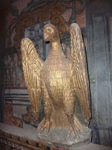Atril con forma de águila situado sobre la balustrada del coro, en el lado correspondiente a la nave del Evangelio