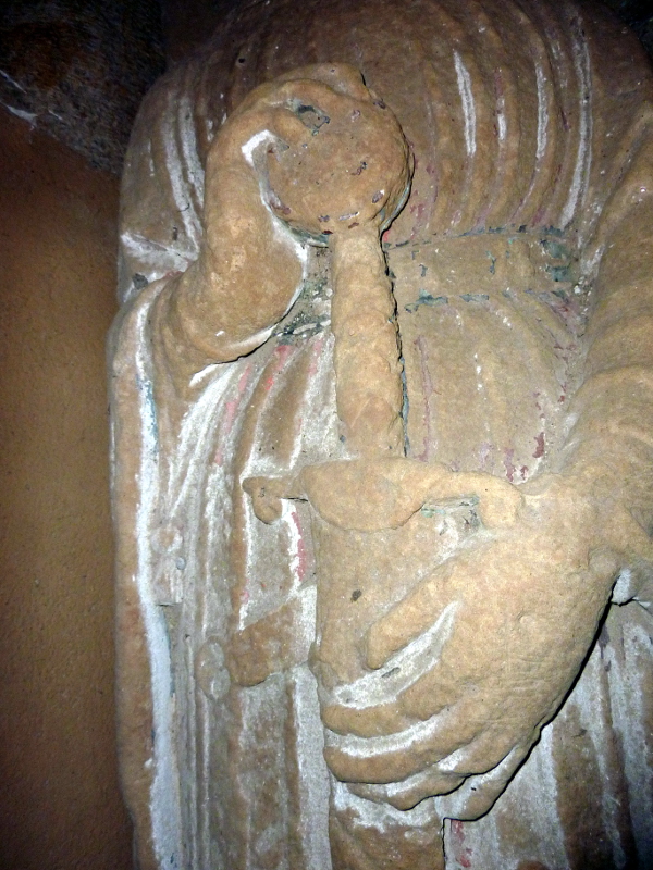 Detalle del modo de sujetar la empuñadura de la escultura yacente de un caballero