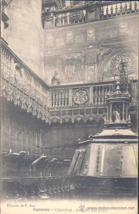 Postal de la catedral de Sigüenza anterior a 1936, donde se aprecia el atril con forma de hombre barbado en la balaustrada del coro