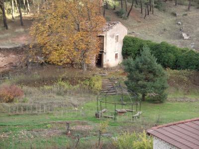 Vista panorámica de la antigua finca de los Villamil, con la casa semiruinosa al fondo y una pérgola desvencijada
