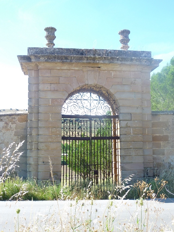 Una de las puertas monumentales que poseía el recinto, en su flanco sur. La puerta se cierra por una magnífica
verja de hierro forjado