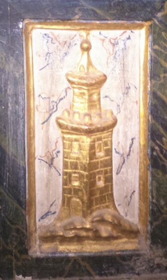 Torre escalonada con almenas y coronada por un chapitel