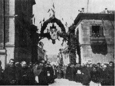 Fotografía antigua mostrando un arco triunfal realizado con hiedra
 levantado en la confluencia de las calles Guadalajara y Medina. Completa su ornamentación con banderines
 y un escudo central
