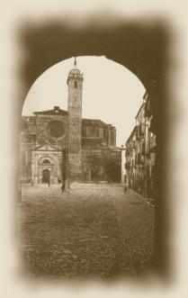 Fotografía de la Torre del Sagrario o del Gallo, desde los soportales del Ayuntamiento, en imagen anterior a 1936