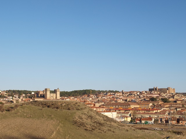 El Cerrillo de la Horca en primer plano, con la ciudad de Sigüenza al fondo. Asomando por encima del cerrillo, la catedral. A la derecha de la imagen y en alto, aparece el castillo.