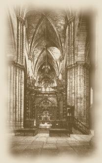 Fotografía anterior a 1936 mostrando el trascoro de la catedral de Sigüenza, coronado por remates barrocos