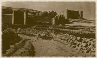 Fotografía antigua de Palazuelos, mostrando castillo y murallas