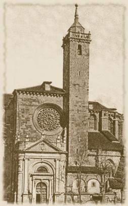 Fotografía anterior a 1908 de la Puerta del Mercado y la torre llamada por entonces del Sagrario. En dicha foto
 se aprecia el resto del pórtico desaparecido, así como el coronamiento que tuvo dicha torre hasta su destrucción en 1936