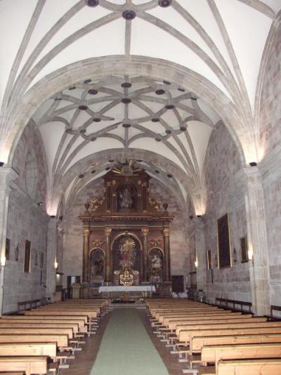 Vista interior de la nave de la parroquia de San Pedro en la actualidad. Al fondo se aprecia
    el retablo neoclásico que vino a sustituir al anterior de estilo barroco.
