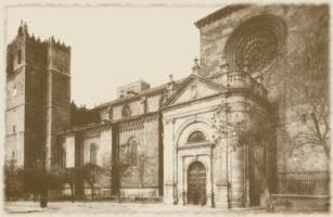 Fotografía antigua de la Puerta del Mercado y Torre de las Campanas tras 1908