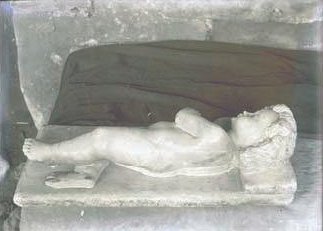 Una imagen antigua del supuesto Eros Dormido, mostrando la figura de espaldas al espectador