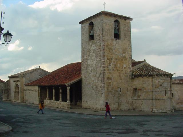 El conjunto de iglesia de San Bartolomé y capilla de San Galindo en Campisábalos, en un frío día invernal
