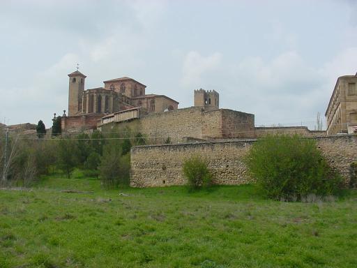 Vista del barranco del Vadillo en 2003, con el Colegio de los Josefinos a la derecha, la antigua Puerta del Campo, muralla de la catedral y el templo al fondo