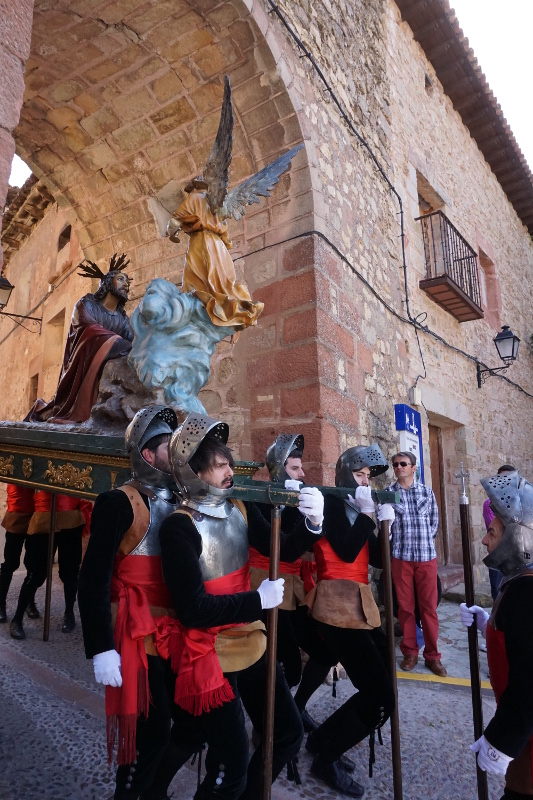 El paso de La Oración del Huerto atravesando el arco del Portal Mayor de Sigüenza, llevado en andas por portedores vestidos a la usanza de soldados