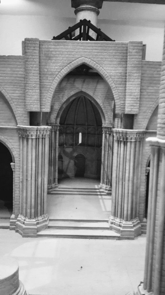 Una visión del interior de la nave central y capilla mayor, según la muestra la maqueta