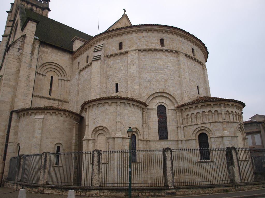 La cabecera de la catedral de Agén, tal y como se ve en la actualidad. El juego de volúmenes entre ábsides y absidiolos da una viveza notable a la solución arquitectónica