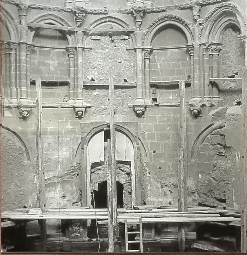 La cabecera de la catedral de Sigüenza cuando se retiró en 1948 el altar mayor. Se aprecia un absidiolo central, cuyo muro de cerramiento está perforado, y dos absidiolos idénticos en los laterales, completamente cegados