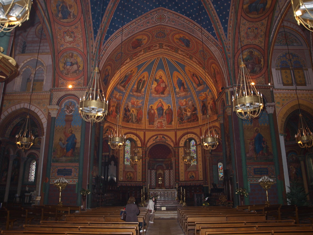 La cabecera de la catedral de Agén, vista por su interior. Posee una abigarrada decoración pintada que dificulta apreciar los volúmenes constituyentes