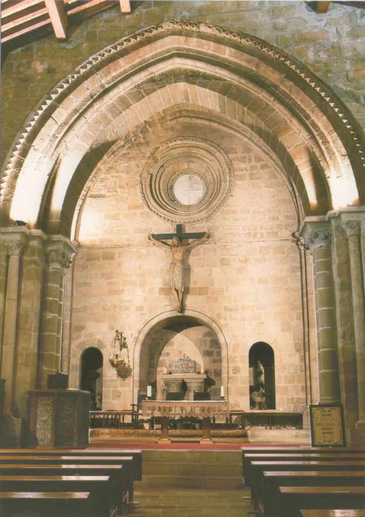 Vista del interior de la iglesia de San Vicente, una vez concluida la restauración. Se observa un absidiolo en posición central flanqueado por dos puertas