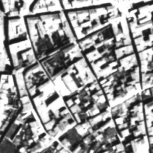 Vista aérea del barrio en 1985. En este momento las techumbres del hospital han desaparecido por completo