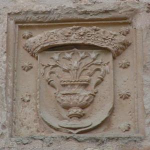 Escudo del Cabildo de muy buena factura, rematado por una corona de tipo ducal