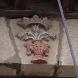 Escudo en dintel ventana casa de la Plaza Mayor