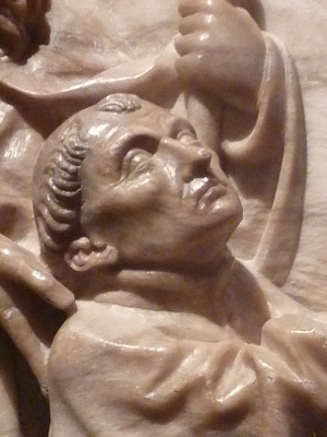 Retrato del fundador del hospital, Mateo Sánchez. Escultura en fino alabastro, en la cual el canónigo es representado arrodillado, en actitud orante