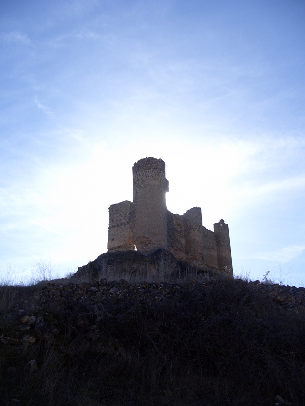 Vista del aspecto que presentan los restos del castillo de Pelegrina desde la hoz del Río Dulce