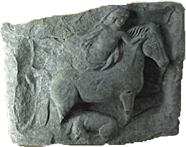 Ara mutilada en la cual la diosa aparece semindesnuda recostada sobre un caballo. Entre las patas de éste aparece la figura de un perro.