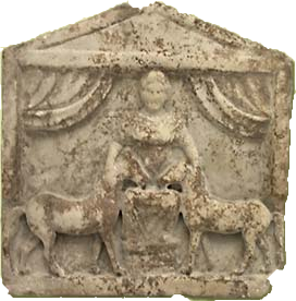 Ara de tipo pórtico de casa, con cortinajes, donde la diosa aparece sentada de frente, vestida y flanqueda por dos caballos de reducido tamaño