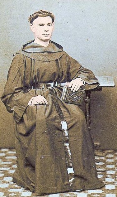 Estampa coloreada con un retrato juvenil de Toribio Minguella, sentado, vestido con hábito