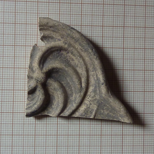 Vista de la cara decorada del fragmento cerámico, en la cual destaca una espiral