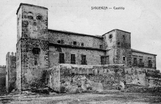 Antigua postal mostrando la cara menos conocida del castillo, la que da al sur, antes de las reformas del siglo XX