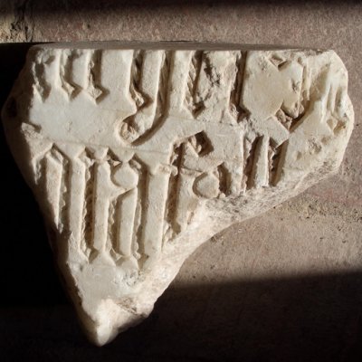Fragmento de inscripción conmemorativa en letra gótica; realizada en alabastro
