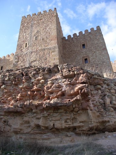 Quizás el último vestigio de los muros antiguos, con las torres restauradas como fondo