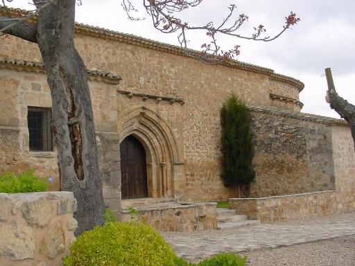 Iglesia de la Asunción de Henche, mostrando la puerta principal, gótica y el ábside