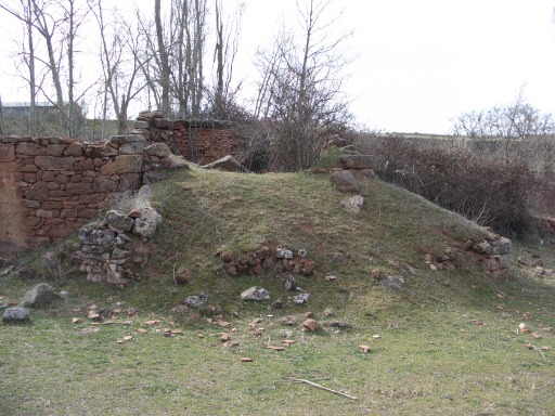Antiguo tejar, que aparece como una construcción arruinada y cubierta por la maleza
