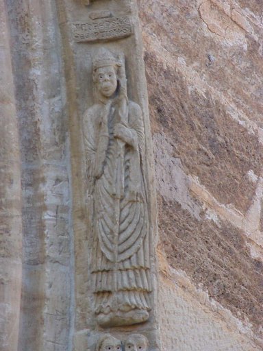 El obispo seguntino Andrés representado toscamente en una arquivolta del templo del Salvador en Cifuentes, con mitra y báculo, en ademán de impartir la bendición
