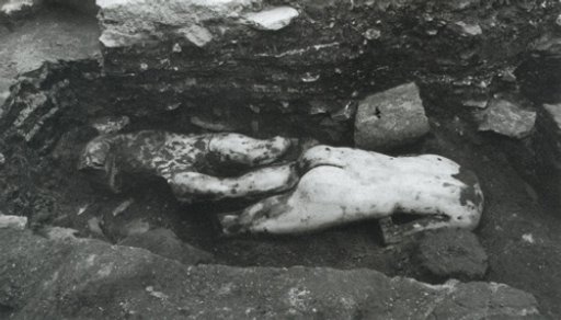 El torso mutilado de una Venus de mármol aparece boca abajo, juntamente con los restos de la escultura de un fauno