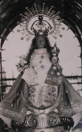 Antigua postal en blanco y negro que nos muestra una imagen de la Virgen de la Salud casi irreconocible, pues apenas si se ven las caras de la Virgen y el Niño de la imagen