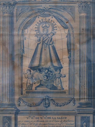 Detalle de una grabado neoclásico de 1802 donde aparece la Virgen de la Salud, interpretándose su retablo en un estilo neoclásico que en realidad no posee