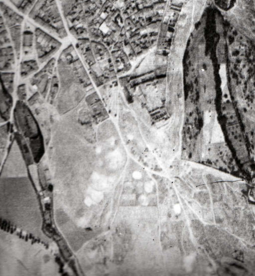 Una vista aérea borrosa de Sigüenza tomada en 1946 del castillo y sus alrededores