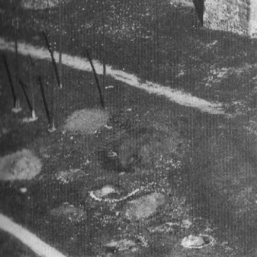 Otro fragmento de la foto anterior donde se aprecian hoyos recién excavados para insertar quizás un poste de tendido eléctrico
