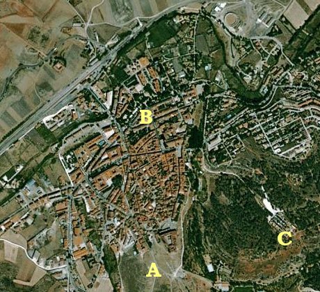 Vista aérea de Sigenza, tomada de Google Maps. En ella se singularizan con unas letras los emplazamientos de los antiguos cementerios de Sigüenza