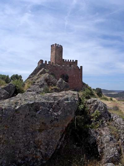 El castillo desde el Camino de los Muertos