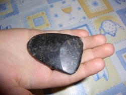 Hacha de piedra negra pulimentada, de pequeñas dimensiones, encontrada cerca del lavadero