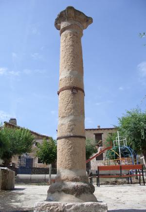 Imagen del rollo de Palazuelos en la actualidad, consistente en una airosa columna toscana con una argolla de hierro a media altura